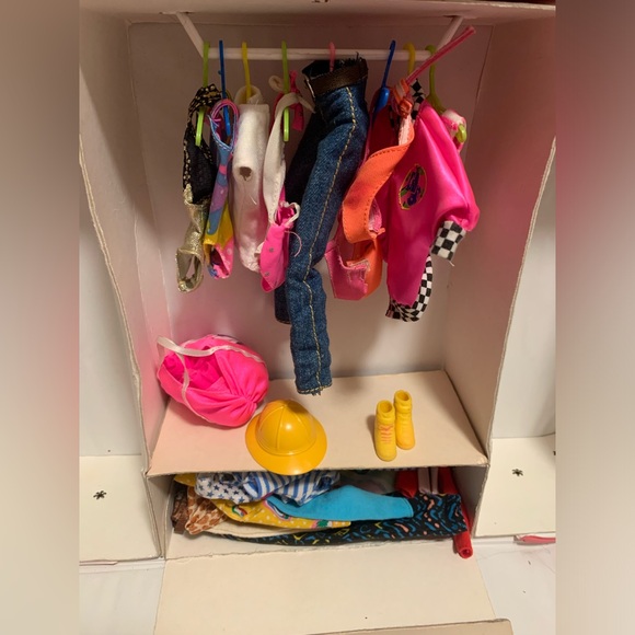 Vintage 80’s Barbie case with Barbies, Ken and clothing - Picture 6 of 9